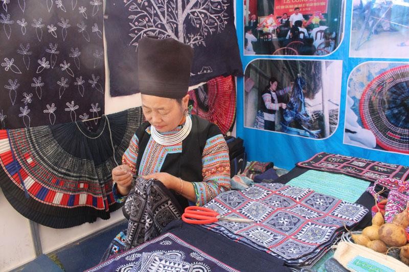 Women in Pa Co commune, Mai Chau district skillfully hand-embroider delicate brocade patterns.