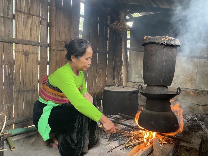 A Thai woman is preparing an indispensable dish during the holidays, Five Color Sticky Rice